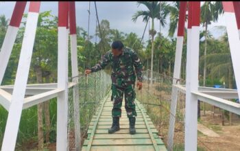 Patroli Wilayah, Babinsa Sawang Cek Kondisi Jembatan Gantung Garuda