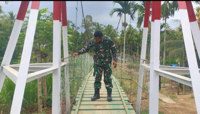 Patroli Wilayah, Babinsa Sawang Cek Kondisi Jembatan Gantung Garuda