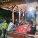 Ngopi Kamtibmas di Desa Jegu, Kapolsek Penebel Rangkul Tokoh Masyarakat Sikapi Viral Fenomena “Suluh” Bola Api