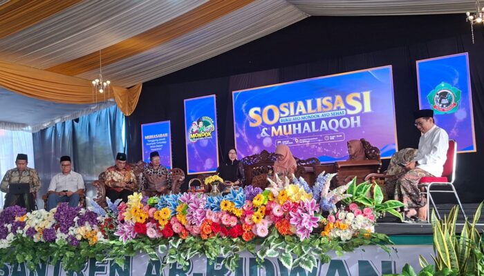 GERNAS AYO MONDOK LUNCURKAN BUKU SAKU SANTRI DI PONPES AR RIDLWAN TRENGGALEK, PERKUAT KOMITMEN SANTRI SEHAT