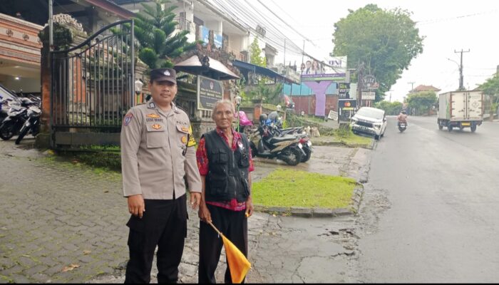 Personil Polsek Kediri Melaksanakan Pengamanan Kebaktian di Gereja Immanuel