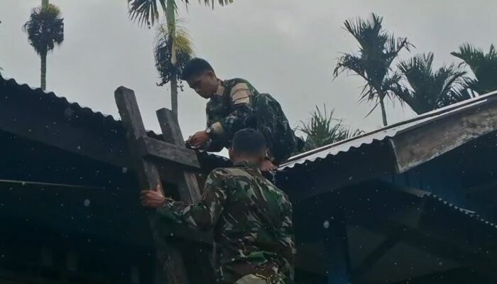 Pos Selal Yonif 751/VJS Pasang Solar Panel dan Aki untuk Warga Kampung Beringin