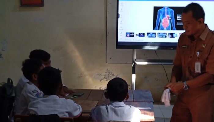 MENGHIDUPKAN RUANG KELAS DI TENGAH ANCAMAN ROB LEWAT SENTUHAN TEKNOLOGI INTERAKTIF
