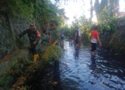 Antisipasi Banjir, Babinsa Sertu Didik Bersama Warga Kepanjenkidul Bersihkan Saluran Sungai