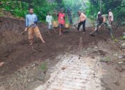 Wujud Sinergitas, Babinsa Banjarsari Bersama Warga Gotong Royong Lebarkan Jalan Desa
