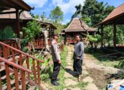 Bhabinkamtibmas Desa Gunung Salak Sambangi Kawasan Villa, Pastikan Situasi Kamtibmas Tetap Kondusif