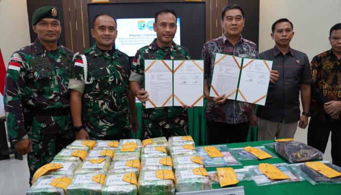 Gagalkan Peredaran Narkoba Skala Besar, Kodam XII/Tpr Amankan 21,4 Kg Sabu dan Serahkan WNA Malaysia ke BNNP Kalbar