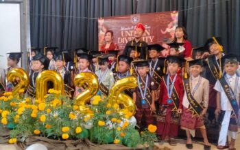 Bhabinkamtibmas Desa Baturiti hadiri pelepasan peserta didik TK Pancaran Berkat Tahun Pelajaran 2025/2026