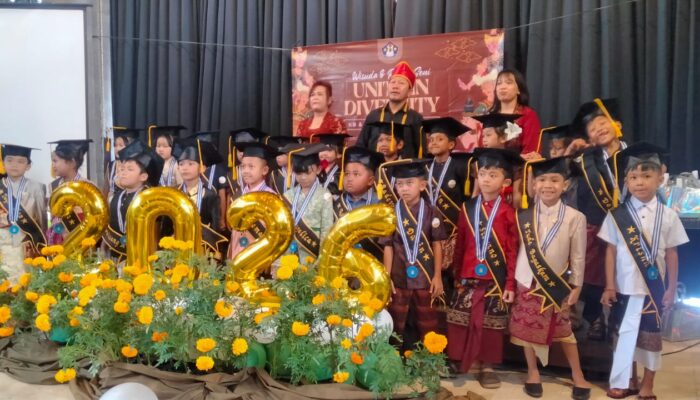 Bhabinkamtibmas Desa Baturiti hadiri pelepasan peserta didik TK Pancaran Berkat Tahun Pelajaran 2025/2026