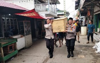 Meringankan Beban Warga, Polsek Banyuasin II Salurkan Bantuan Peti Jenazah untuk Keluarga Nelayan