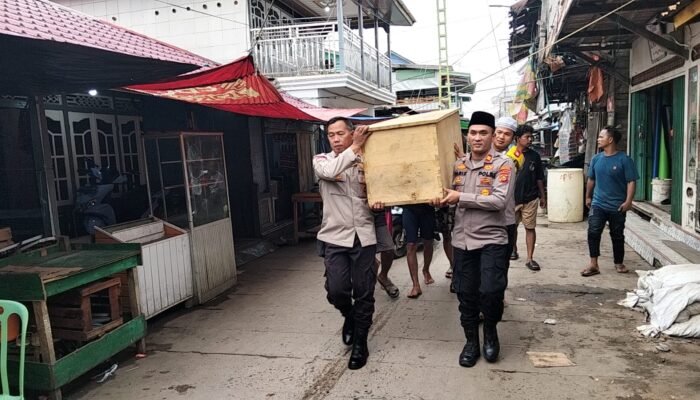 Meringankan Beban Warga, Polsek Banyuasin II Salurkan Bantuan Peti Jenazah untuk Keluarga Nelayan