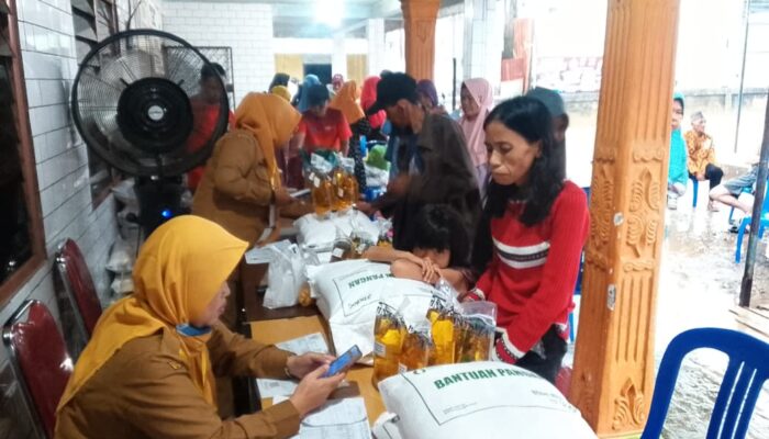 Ratusan Warga Padati Kantor Lurah Kemas Rindo, Beras 20 Kg dan Minyak Goreng 4 Liter Disalurkan untuk Ringankan Beban Ekonomi