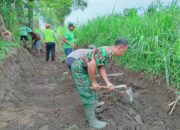 Babinsa Karang Gondang Bersama Warga Gotong Royong Bersihkan Jalan Akses Lahan Pertanian