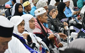 Tiba di Tanah Air, Kakanwil Kemenhaj Sumsel Sambut Hangat Kedatangan Jemaah Haji Kloter 14
