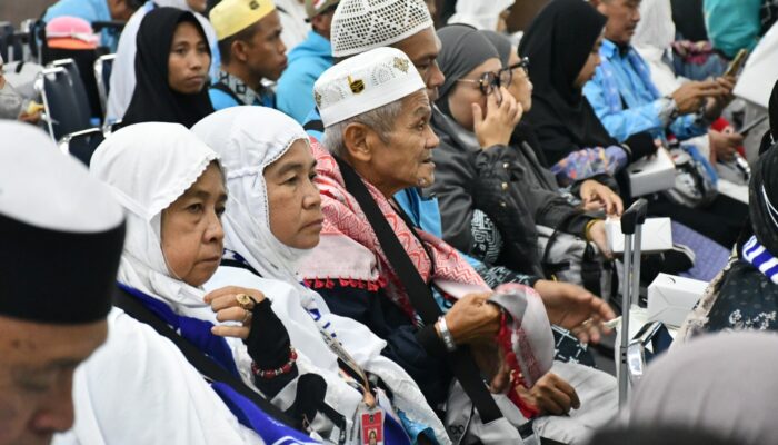 Tiba di Tanah Air, Kakanwil Kemenhaj Sumsel Sambut Hangat Kedatangan Jemaah Haji Kloter 14