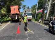 Respon Cepat Call Center 110, Polsek Selemadeg Atasi Truk Mogok di Jembatan Soka