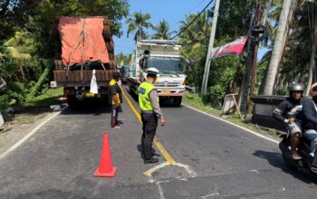 Respon Cepat Call Center 110, Polsek Selemadeg Atasi Truk Mogok di Jembatan Soka