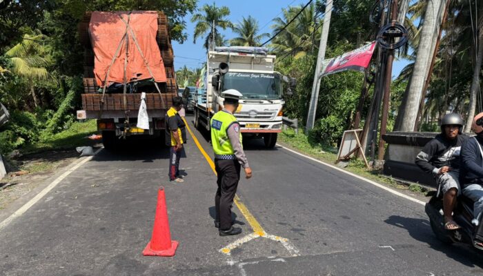 Respon Cepat Call Center 110, Polsek Selemadeg Atasi Truk Mogok di Jembatan Soka