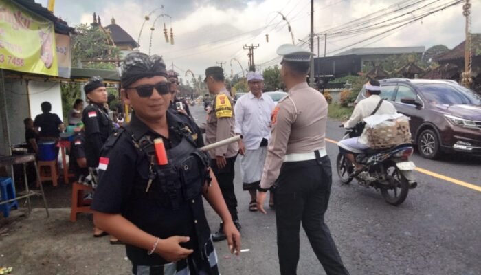 Polsek Seltim Atensi Jalur Utama Saat Piodalan di Pura Puseh Desa Adat Bantas