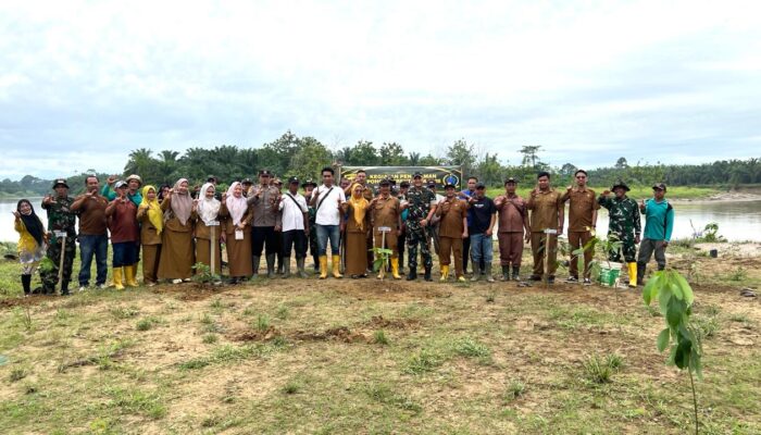 KODIM 0203/LANGKAT GELAR AKSI TANAM 300 POHON SERENTAK DI BANTARAN SUNGAI BATANG SERANGAN, JAGA KELASUNGAN LINGKUNGAN