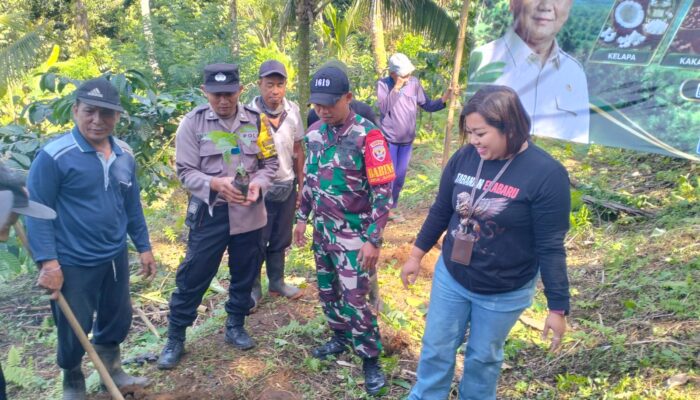Dari Ladang untuk Negeri, Bhabinkamtibmas Kawal Gerakan Tanam Kopi di Karyasari