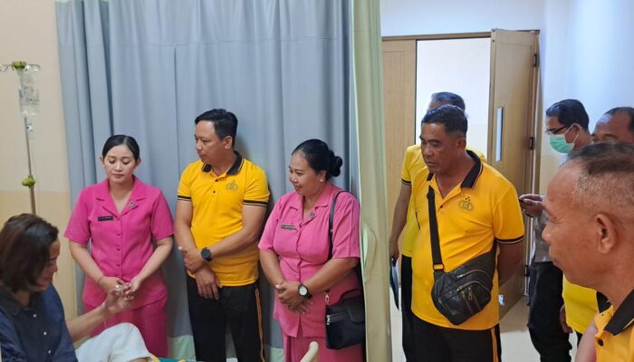 Wujud Kepedulian, Kapolsek Tabanan Bersama Ketua Bhayangkari Ranting Besuk Anggota yang Sakit