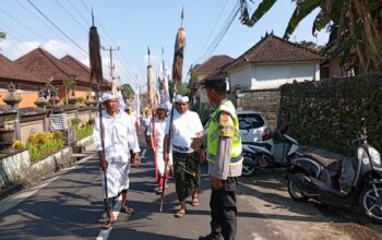 Bhabinkamtibmas Desa Subamia Laksanakan Pengamanan Rangkaian Upacara Pitra Yadnya (Ngaben) di Griya Peninggal