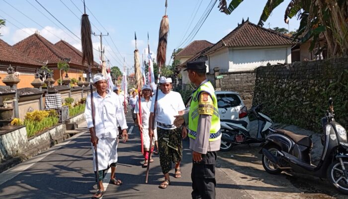 Bhabinkamtibmas Desa Subamia Laksanakan Pengamanan Rangkaian Upacara Pitra Yadnya (Ngaben) di Griya Peninggal
