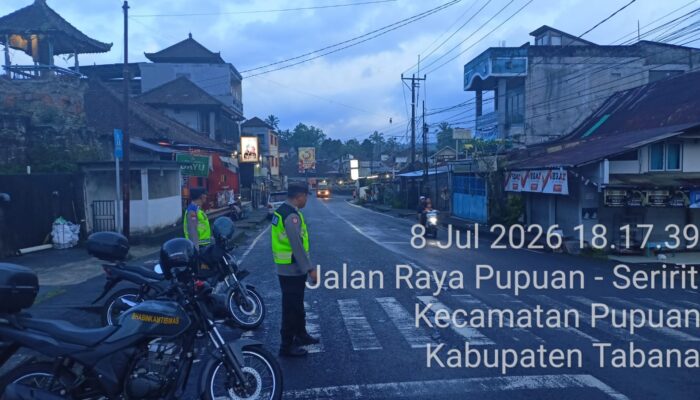 Strong Point Sore Hari di Simpang Pasar Pupuan, Polsek Pupuan Hadir Jaga Kelancaran Arus Lalu Lintas