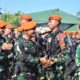 KOMANDAN RESIMEN HANUD 1 PASGAT HADIRI UPACARA PENYAMBUTAN PERSONEL EKS SATGAS PAMTAS RI–PNG KEWILAYAHAN PAPUA TA. 2025–2026