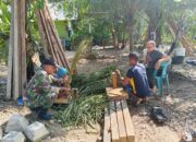 Babinsa Singgah di Rumah Warga, Ikut Bantu Merangkai Sapu Lidi Sambil Jalin Komsos