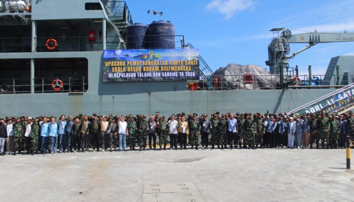 Dandim 1310/Bitung sebagai Danup Pada Upacara Pemberangkatan Karya Bakti Skala Besar Kodam XIII/Merdeka TA 2026 ke Kepulauan Talaud dan Sangihe