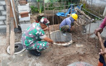 Wujudkan Lingkungan Sehat, Serda Eko Prayitno Bersama Warga Bangun MCK Untuk Keluarga Bapak Saiful