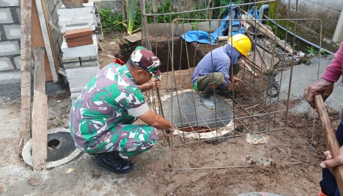 Wujudkan Lingkungan Sehat, Serda Eko Prayitno Bersama Warga Bangun MCK Untuk Keluarga Bapak Saiful