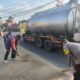 Kapolsek Marga Bersama Anggota Bersihkan Ceceran Pasir