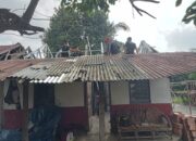 Atap Lama Dibongkar, Harapan Baru Dibangun: Satgas TMMD ke-129 Kodim 0418/Palembang Percepat Rehab Rumah Bapak Karyo
