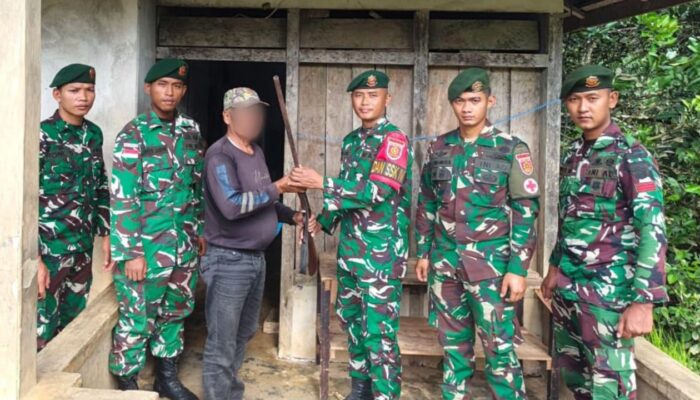 Gencarkan Kegiatan Komsos, Satgas Pamtas Yonarmed 13/Nanggala Terima Penyerahan Sukarela Senjata Api Rakitan dan Munisi dari Warga