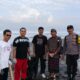 Dukung Lingkungan Asri, Bhabinkamtibmas Desa Sudimara Sinergi Bersama KNPI dan Siswa SDN 3 Sudimara Gelar Aksi Bersih Sampah Plastik di Pantai Yeh Gangga