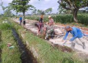 Lancar Akses Pertanian, Kopka Budi Bersama Warga Bersihkan Area Jalan Persawahan Tambakan