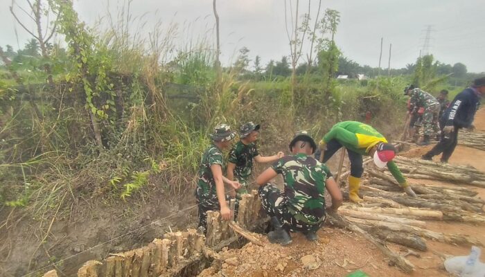 Pembangunan Jalan TMMD ke-129 Kodim 0418/Palembang Masuki Tahap Pemasangan Cerucuk Gelam