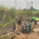 Pembangunan Jalan TMMD ke-129 Kodim 0418/Palembang Masuki Tahap Pemasangan Cerucuk Gelam