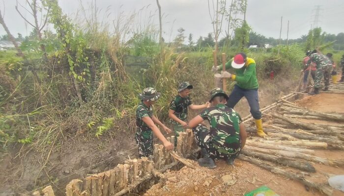 Satgas TMMD Ke-129 Kodim 0418/Palembang Perkuat Pondasi Jalan dengan Pemasangan Cerucuk Gelam