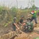 Satgas TMMD Ke-129 Kodim 0418/Palembang Perkuat Pondasi Jalan dengan Pemasangan Cerucuk Gelam