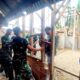 Pemasangan Kusen dan Kerangka Atap RTLH Ibu Sriyanti Terus Dikebut Satgas TMMD ke-129 Kodim 0418/Palembang