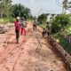 Satgas TMMD ke-129 dan Warga Kompak Pasang Cerucuk Gelam di Tengah Medan Berlumpur