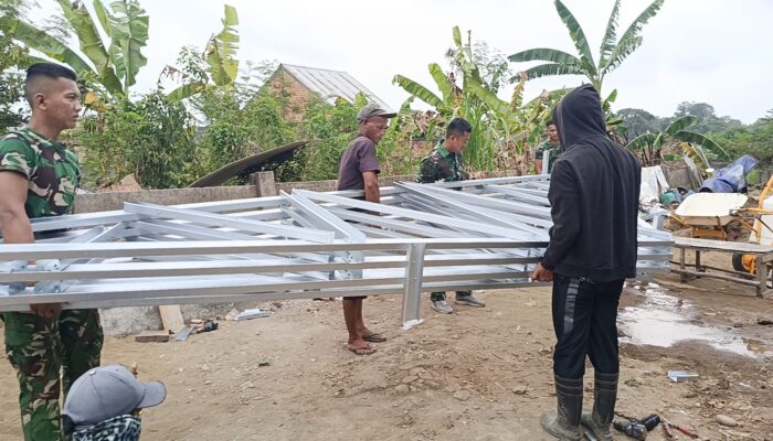 TMMD Ke-129 Kodim 0418/Palembang Percepat Rehabilitasi RTLH, Rumah Ibu Sriyanti Kini Dipasang Kerangka Atap