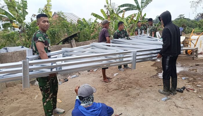 Pemasangan Kerangka Atap Tandai Kemajuan RTLH Ibu Sriyanti pada Hari Ke-9 TMMD Ke-129