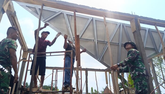 Pembangunan RTLH TMMD ke-129 Terus Dikebut, Rumah Ibu Sriyanti Masuki Tahap Struktur Atap
