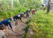 Bersatu dengan Alam, Serda Dwi Aprianto Bersama Warga Slorok Bersihkan Aliran Irigasi Sawah