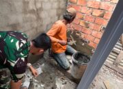 Gotong Royong Satgas TMMD dan Warga Percepat Rehabilitasi Rumah Bapak Fernando di Talang Jambe